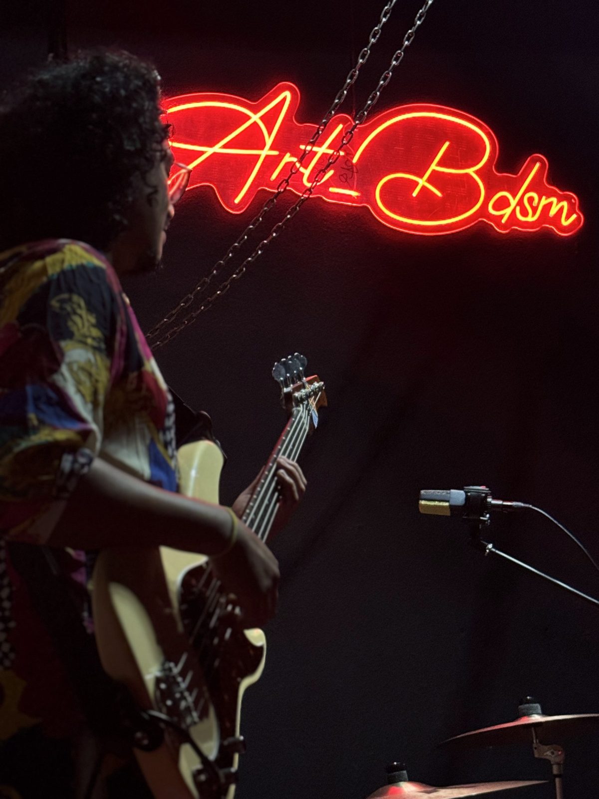 El bajista de CHALADOS bajo el neón de Art_Bdsm